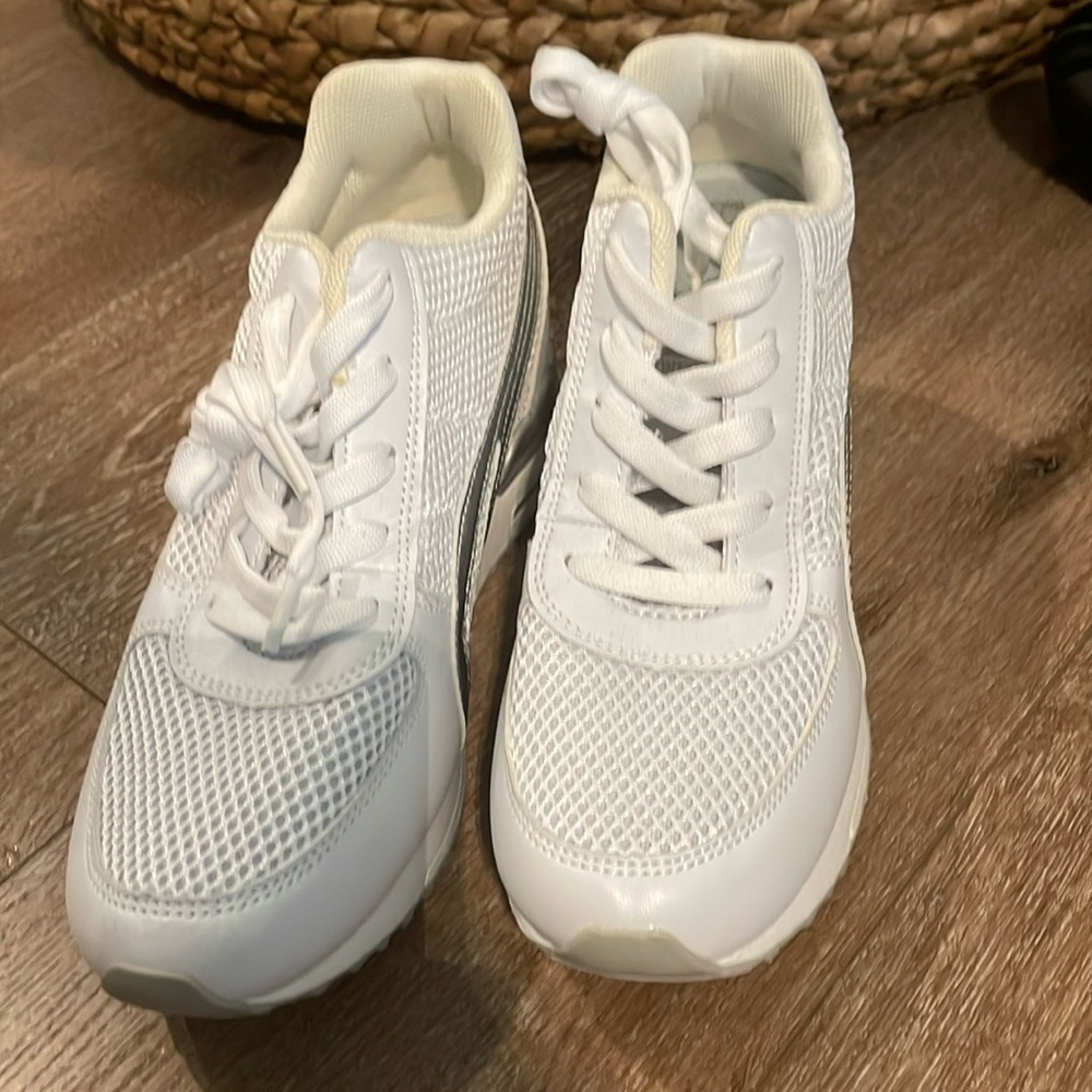 New wedge heel sneaks